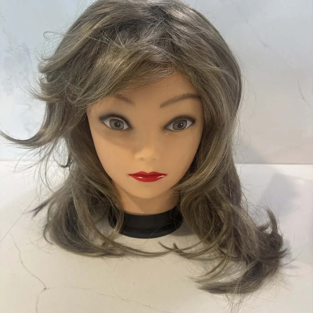 Perfect Image The Wig Company Style Swingin Color K18/22 Size Average W Box